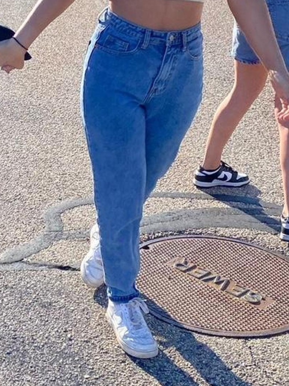 PrettyLittleThing High-Rise Tapered Jeans in Mid Blue
